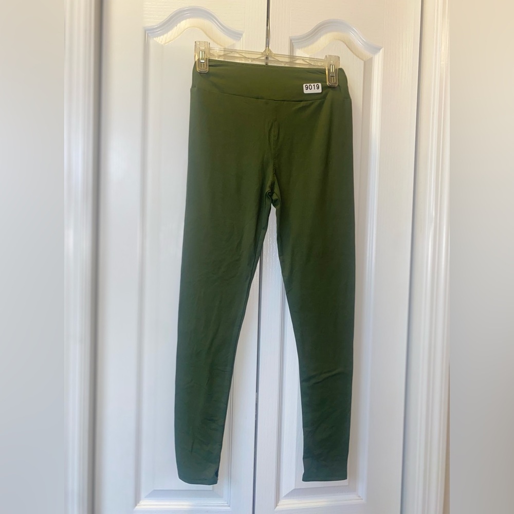 9019 - NEW LuLaRoe Solid Olive Green OS Leggings
